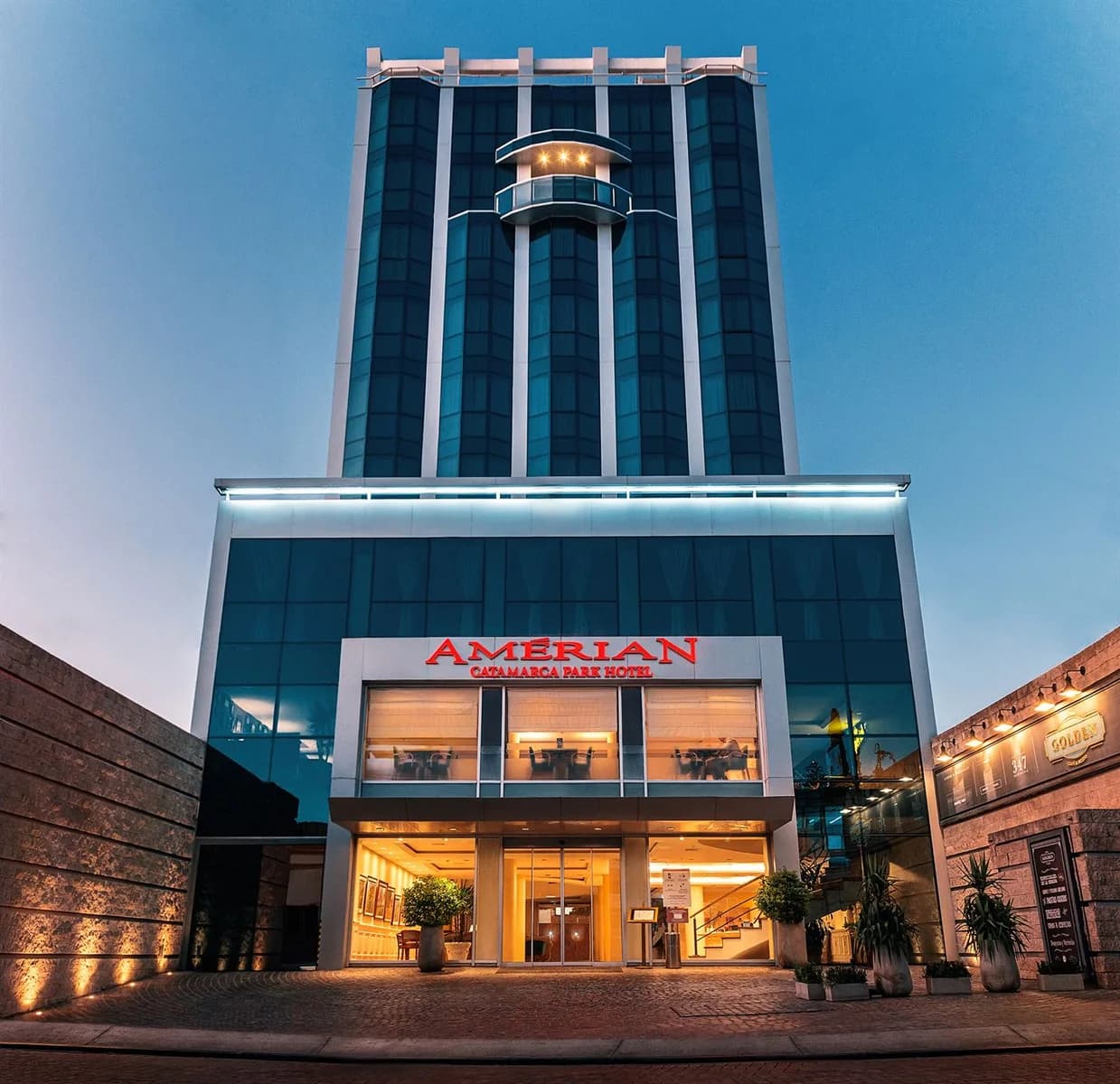 Fachada de un hotel Amérian