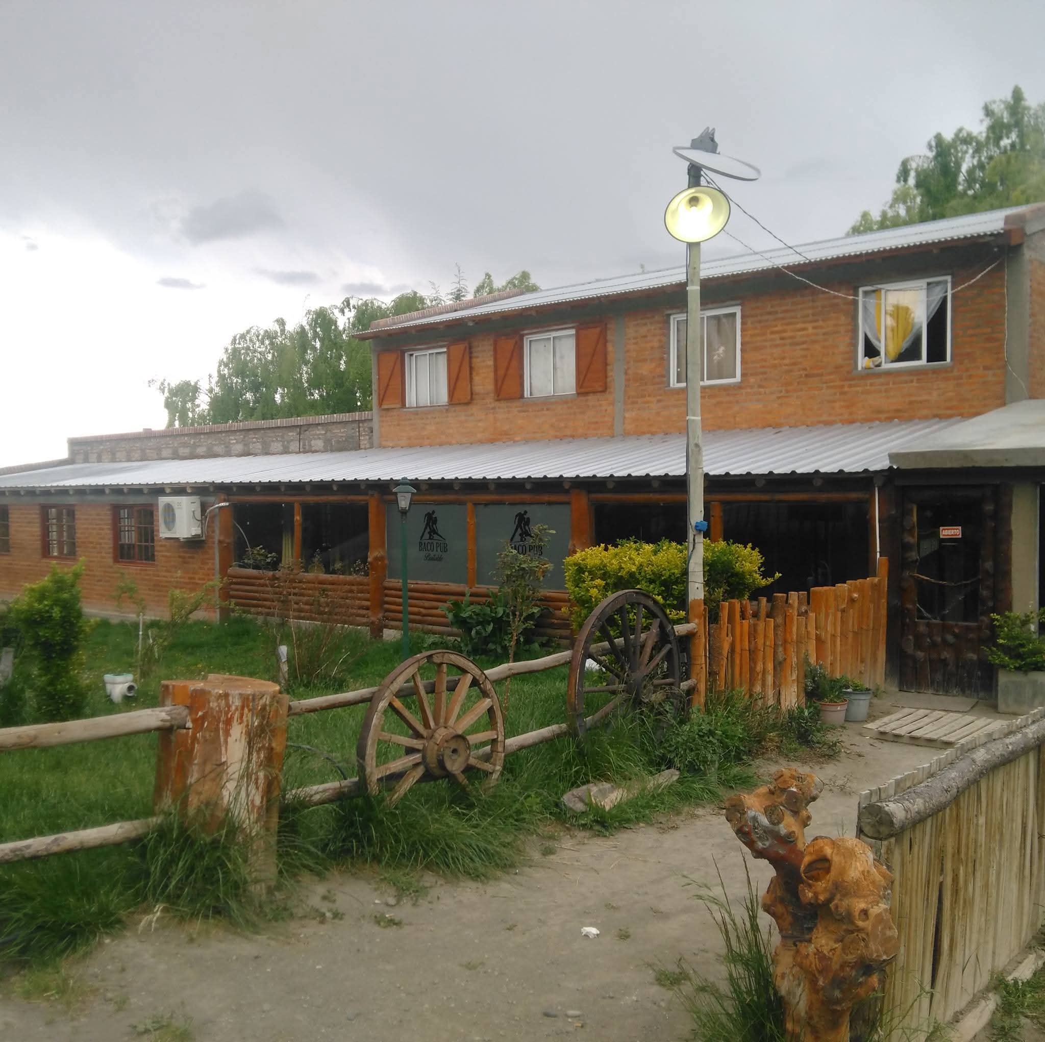 Restaurante y salón de eventos sobre Ruta 40 | Amplias instalaciones y vivienda