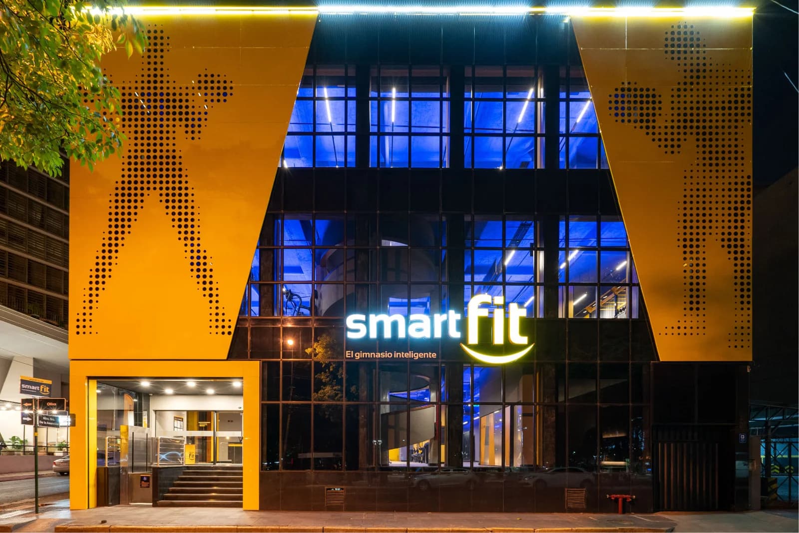 Frente de un gimnasio Smart Fit